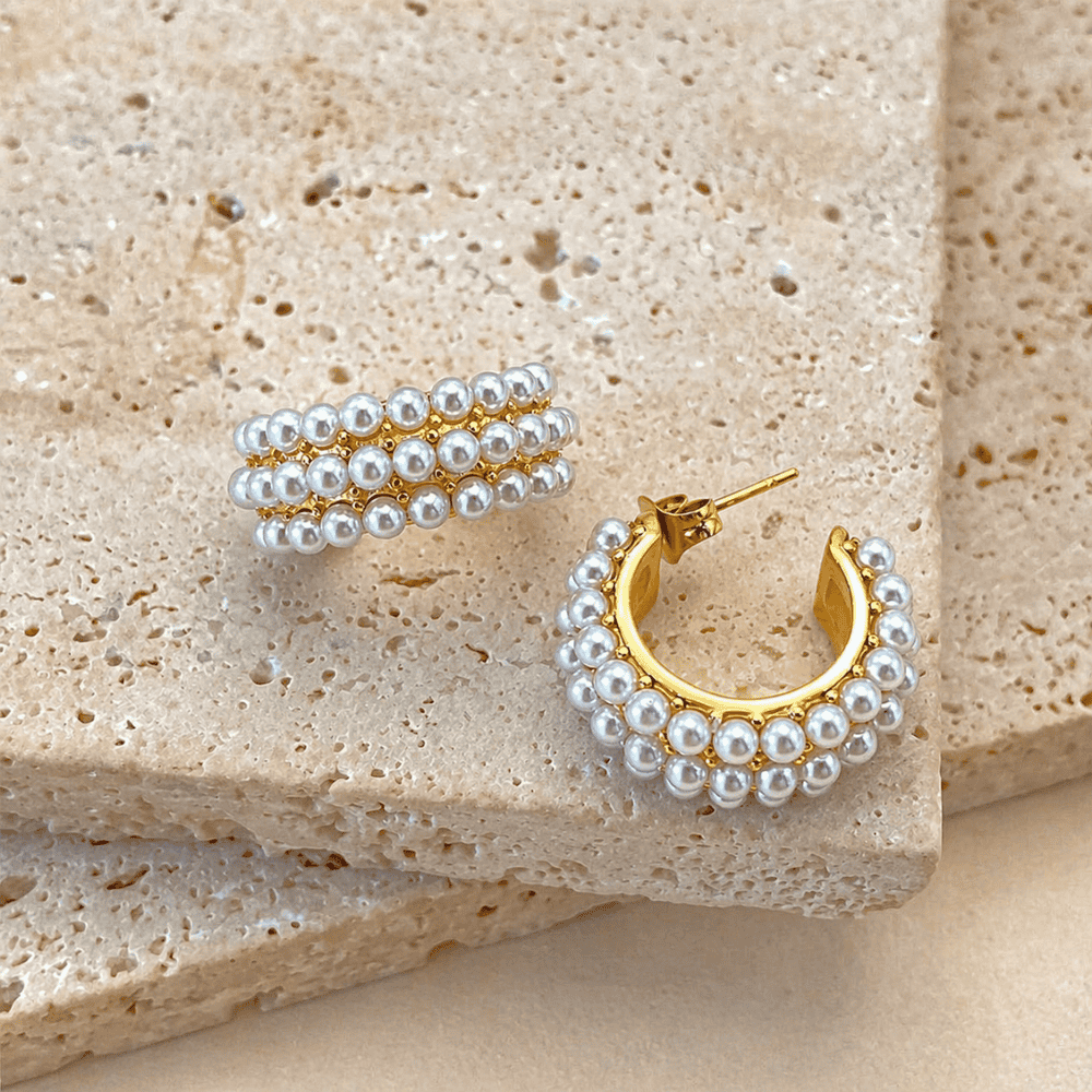 Eleganckie i ponadczasowe, Elysian Pearls i Złote Kolczyki to delikatne złote kolczyki z perłami, które dodają luksusu i elegancji każdemu strojowi. Idealne dla kobiet ceniących wysokiej jakości biżuterię o minimalistycznym designie.