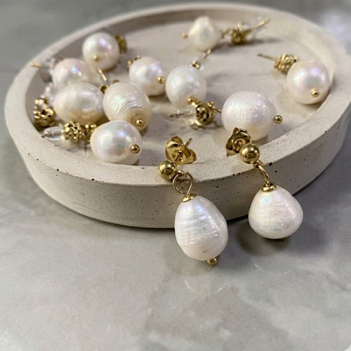 Minimalistyczne kolczyki wiszące z perłą ze stali nierdzewnej z barokowym akcentem Joshaura