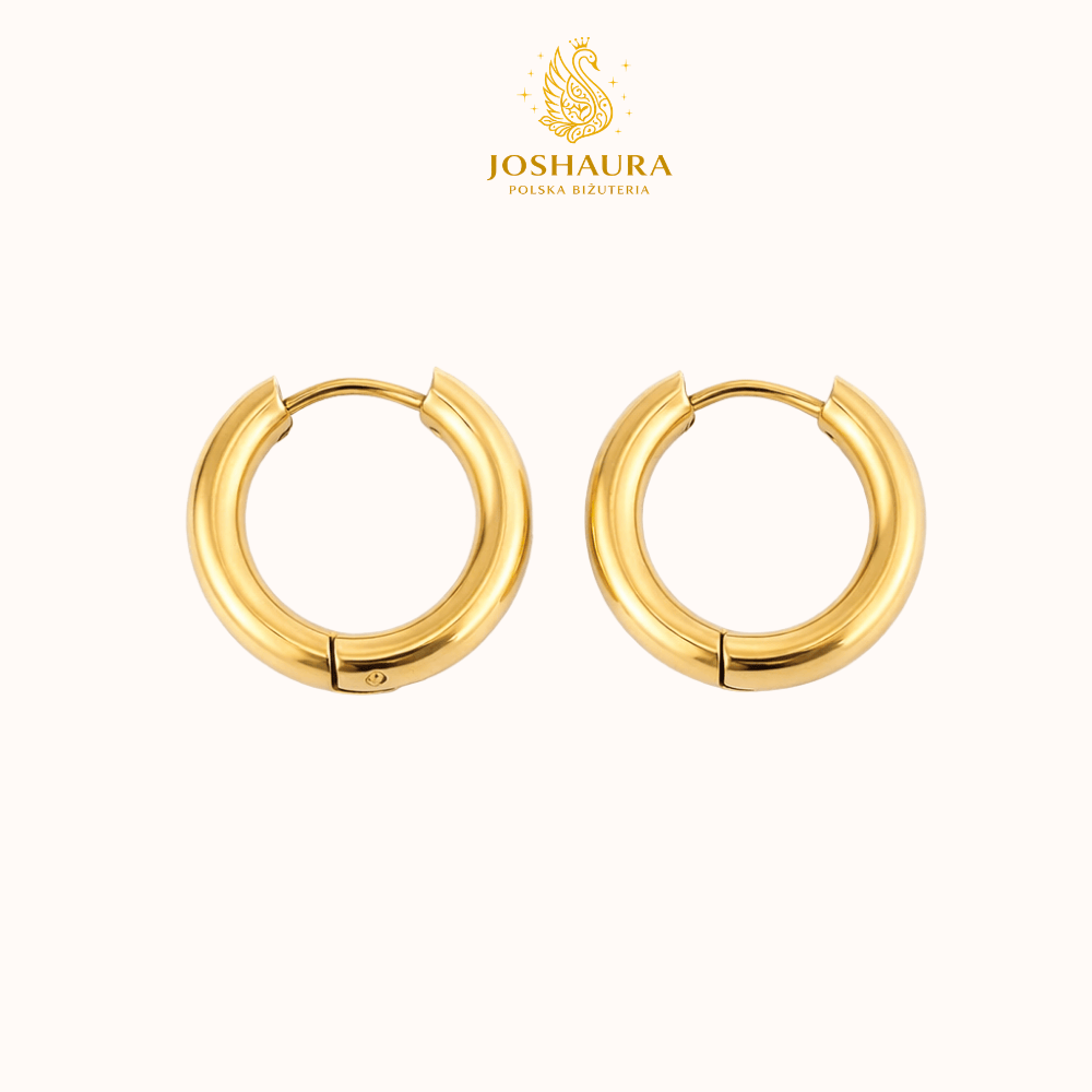 Kolczyki Sienna Huggies wykonane ze stali nierdzewnej pokrytej powłoką PVD w kolorze 14-karatowego złota – wodoodporne i odporne na matowienie kolczyki w kształcie kółek, dostępne w rozmiarach 15 mm, 18 mm i 20 mm.